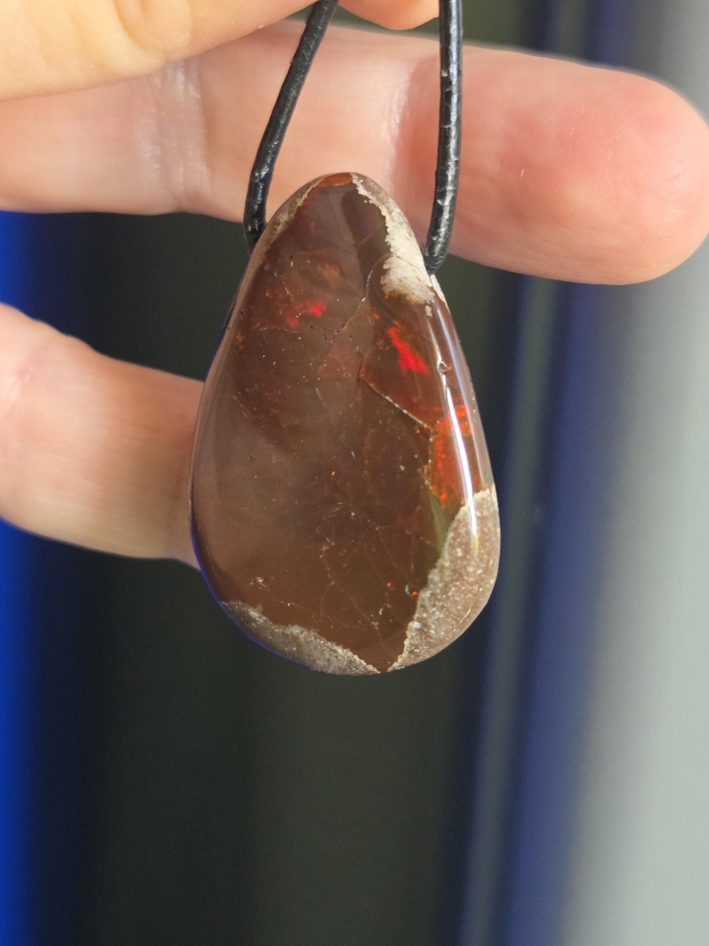 Schokoladen Opal, blau gelb grün rot flashfire, Yira Gebirge Mezezo, Anhänger, 35 x 25 x 12 mm, gebohrt, an verstellbarem Lederband