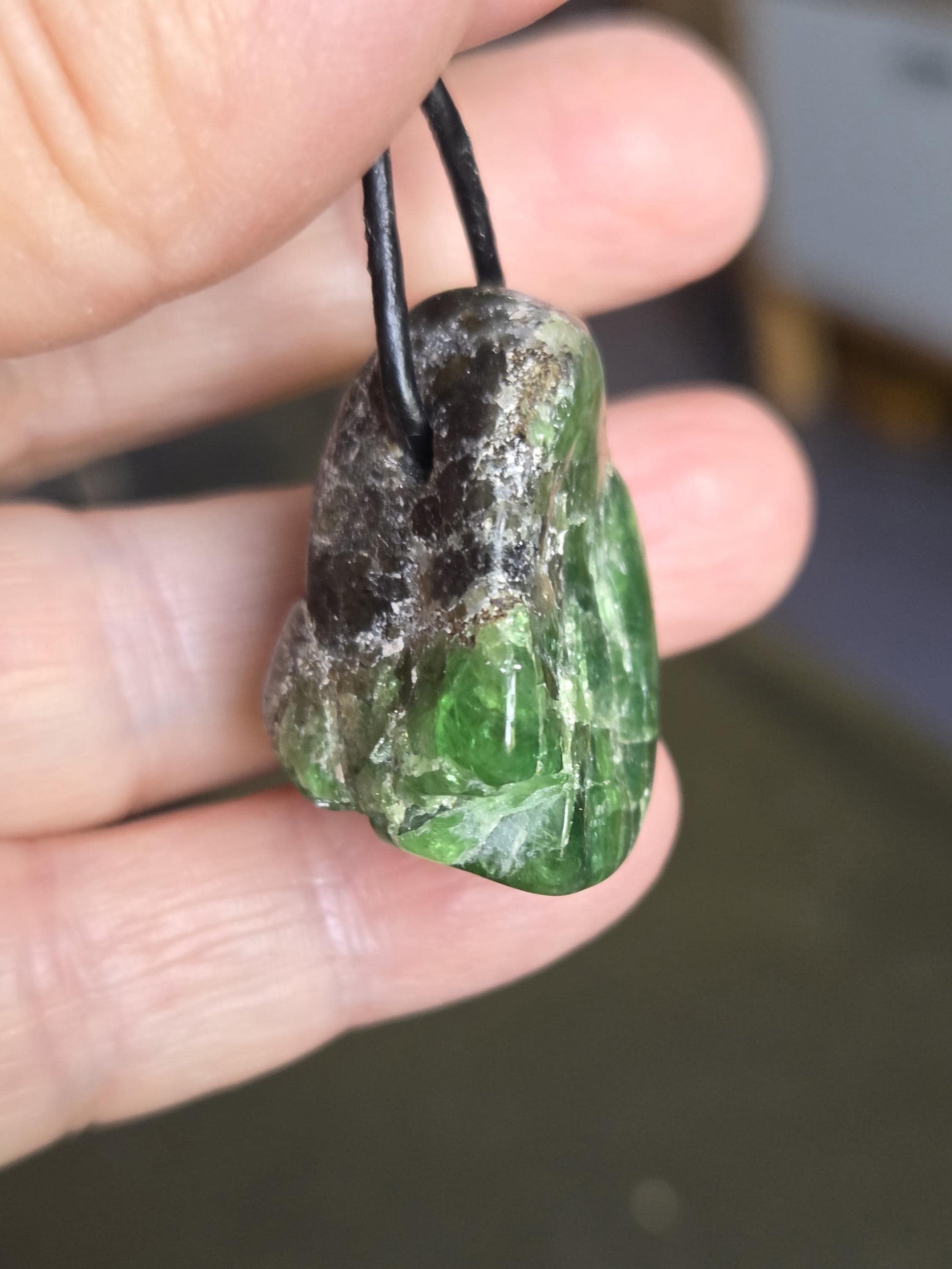 Großer wilder Chromdiopsid Anhänger, 30 x 24 x 18 mm, an verstellbarem Lederband