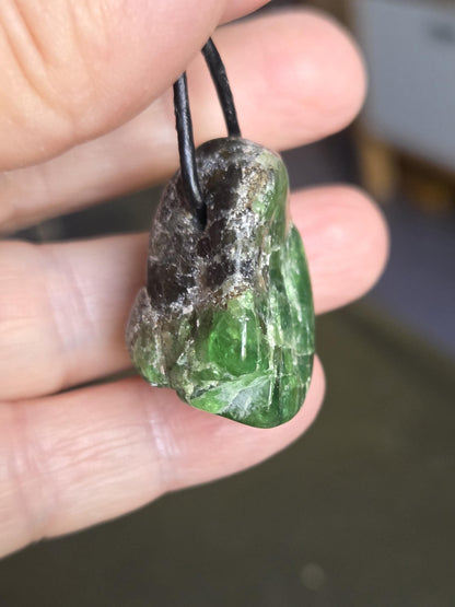 Großer wilder Chromdiopsid Anhänger, 30 x 24 x 18 mm, an verstellbarem Lederband