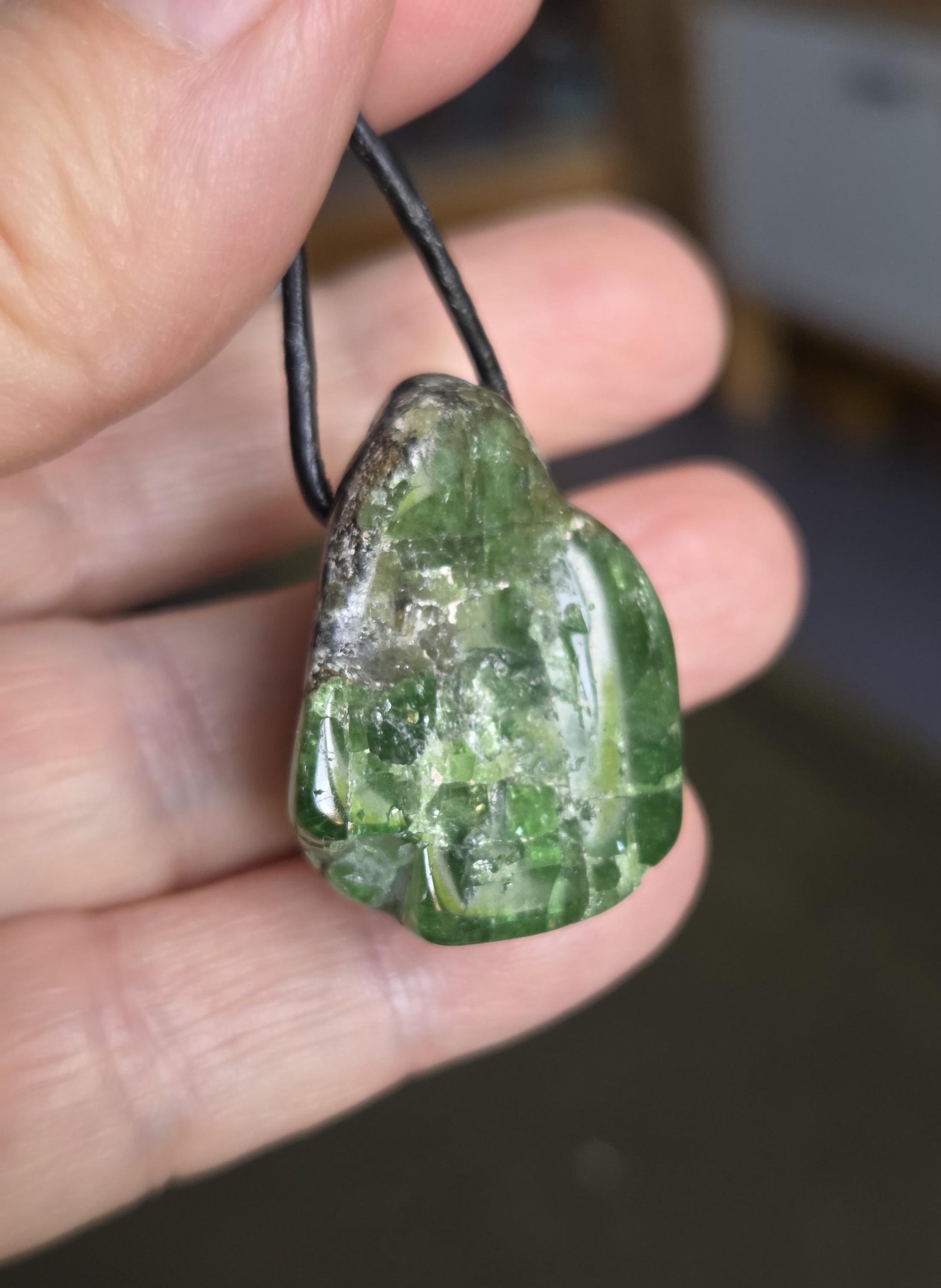 Großer wilder Chromdiopsid Anhänger, 30 x 24 x 18 mm, an verstellbarem Lederband