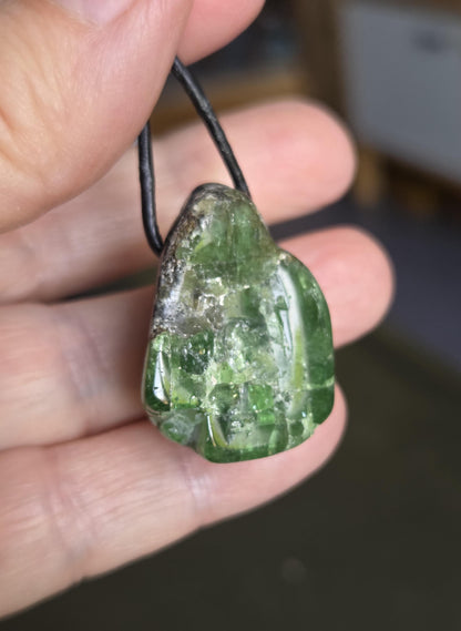 Großer wilder Chromdiopsid Anhänger, 30 x 24 x 18 mm, an verstellbarem Lederband