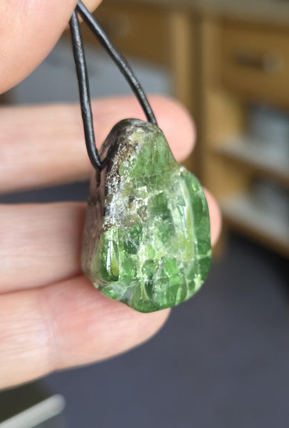 Großer wilder Chromdiopsid Anhänger, 30 x 24 x 18 mm, an verstellbarem Lederband