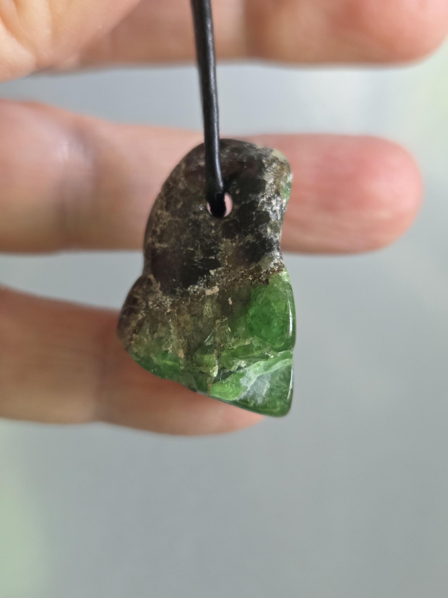 Großer wilder Chromdiopsid Anhänger, 30 x 24 x 18 mm, an verstellbarem Lederband