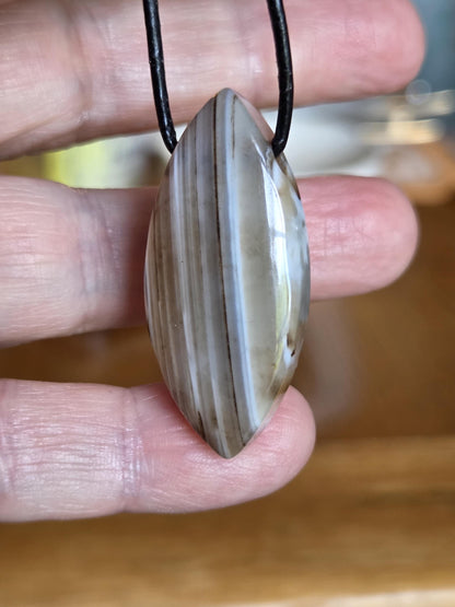 Botswana Achat gebändert Navette förmig Anhänger, 38 x 18 x 11 mm, gebohrt, an verstellbarem Lederband