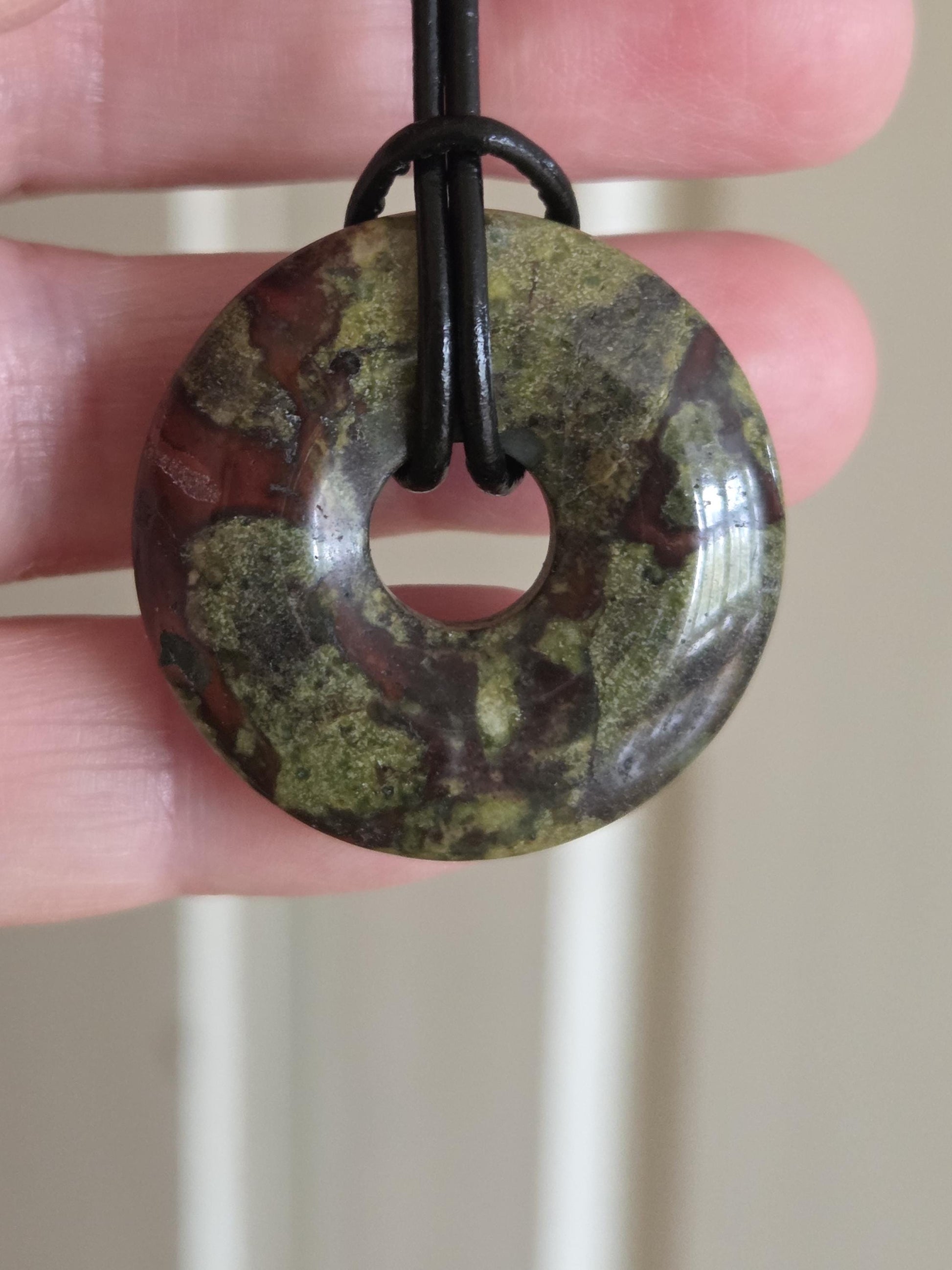 Drachenblut Jaspis, Drachenblut Stein, Donut Anhänger 30 x 6 mm, an verstellbarem Lederband