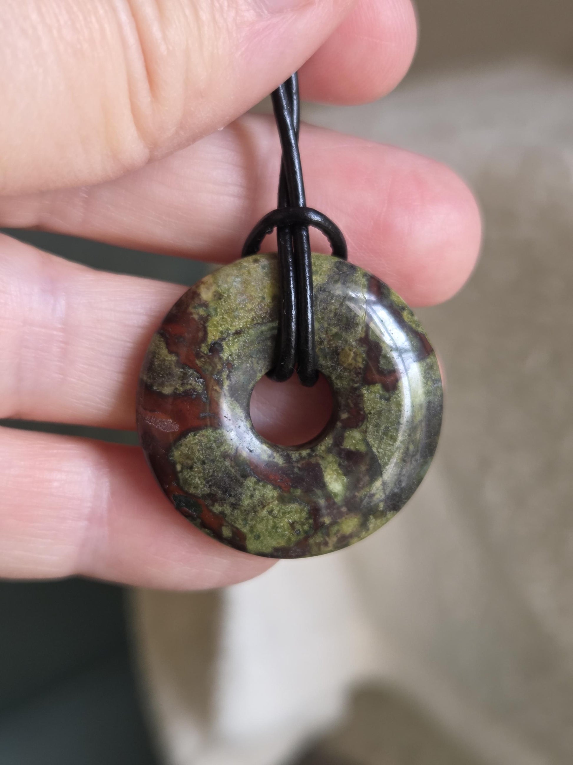 Drachenblut Jaspis, Drachenblut Stein, Donut Anhänger 30 x 6 mm, an verstellbarem Lederband