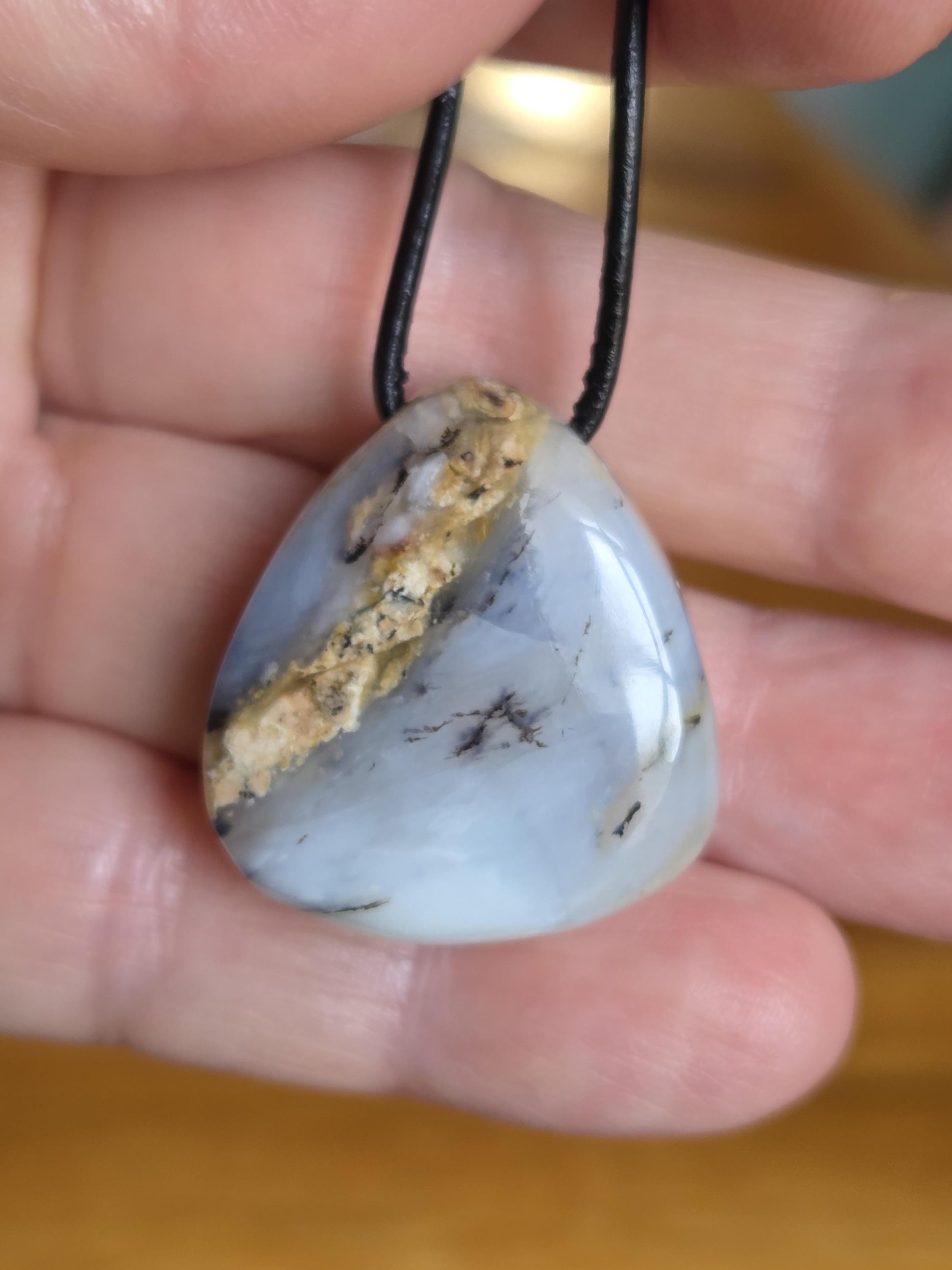 Andenopal hellgrün hellblau beige, Chrysopal Anhänger, 28 x 26 x 11 mm, gebohrt, an verstellbarem Lederband