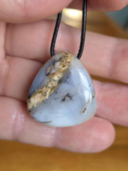Andenopal hellgrün hellblau beige, Chrysopal Anhänger, 28 x 26 x 11 mm, gebohrt, an verstellbarem Lederband