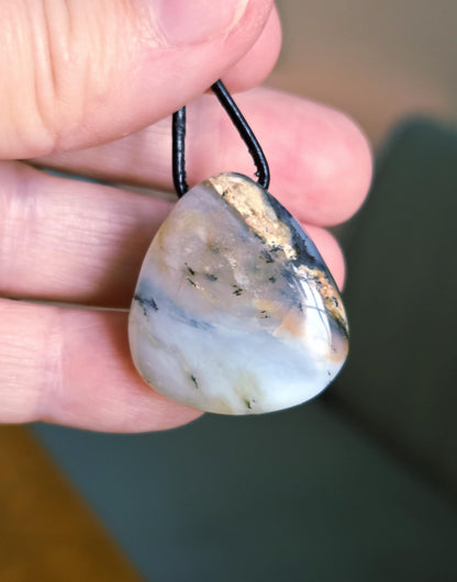 Andenopal hellgrün hellblau beige, Chrysopal Anhänger, 28 x 26 x 11 mm, gebohrt, an verstellbarem Lederband