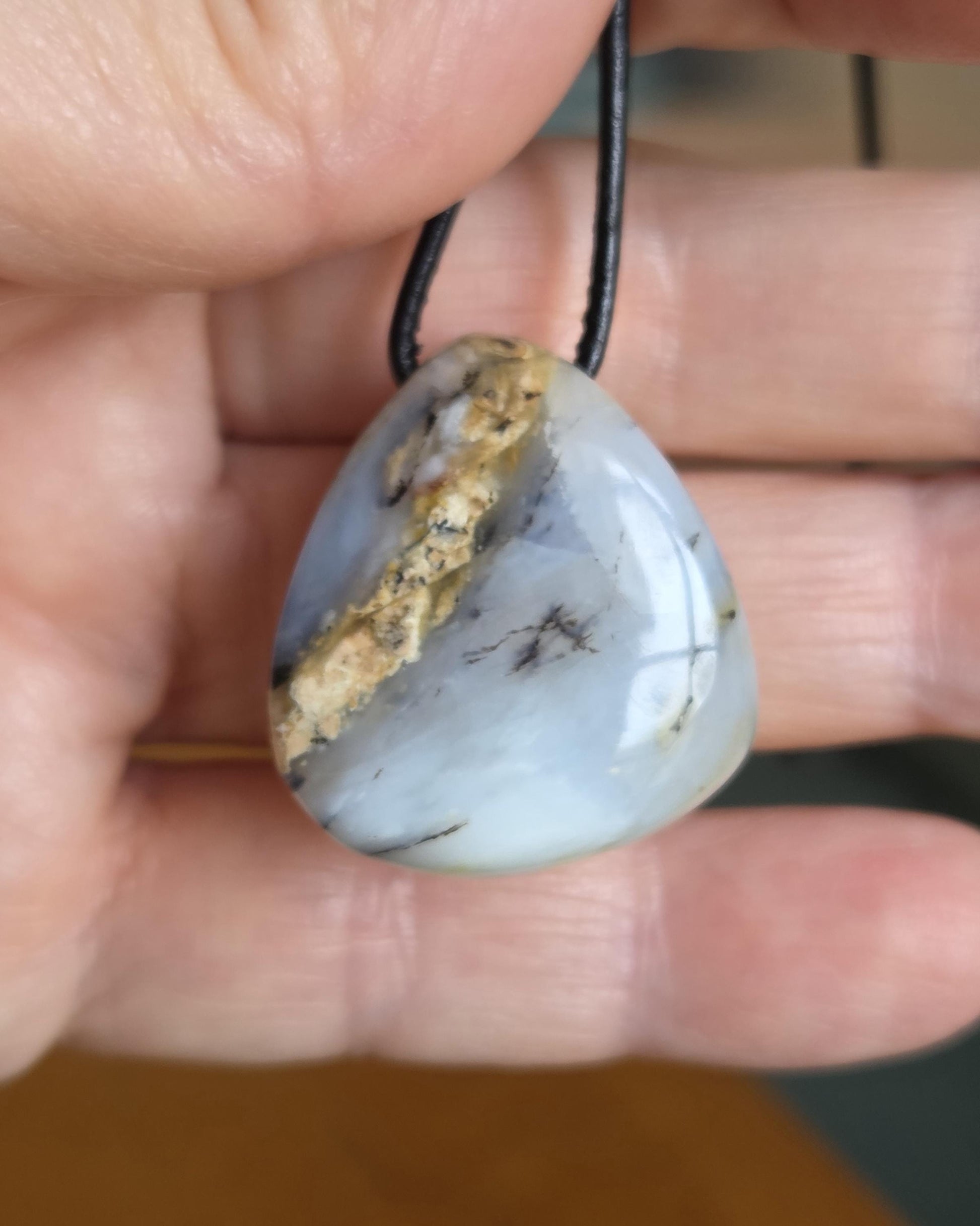Andenopal hellgrün hellblau beige, Chrysopal Anhänger, 28 x 26 x 11 mm, gebohrt, an verstellbarem Lederband