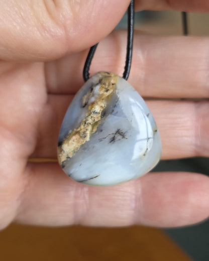 Andenopal hellgrün hellblau beige, Chrysopal Anhänger, 28 x 26 x 11 mm, gebohrt, an verstellbarem Lederband