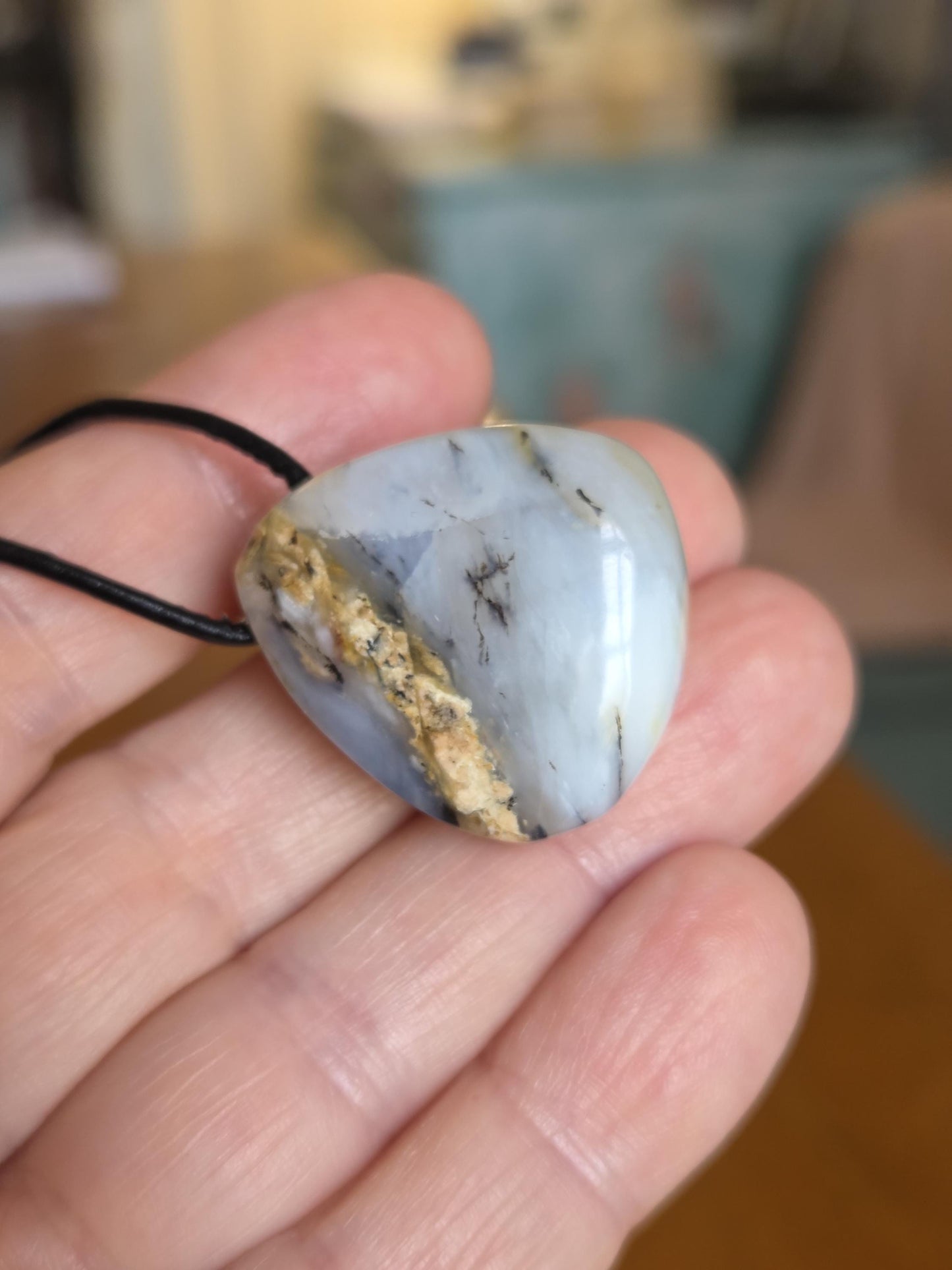 Andenopal hellgrün hellblau beige, Chrysopal Anhänger, 28 x 26 x 11 mm, gebohrt, an verstellbarem Lederband