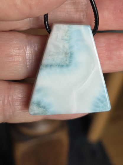Großer Larimar Anhänger, Atlantis Stein, 33 x 30 x 10 mm, gebohrt, Larimar gebohrt, an verstellbarem Lederband