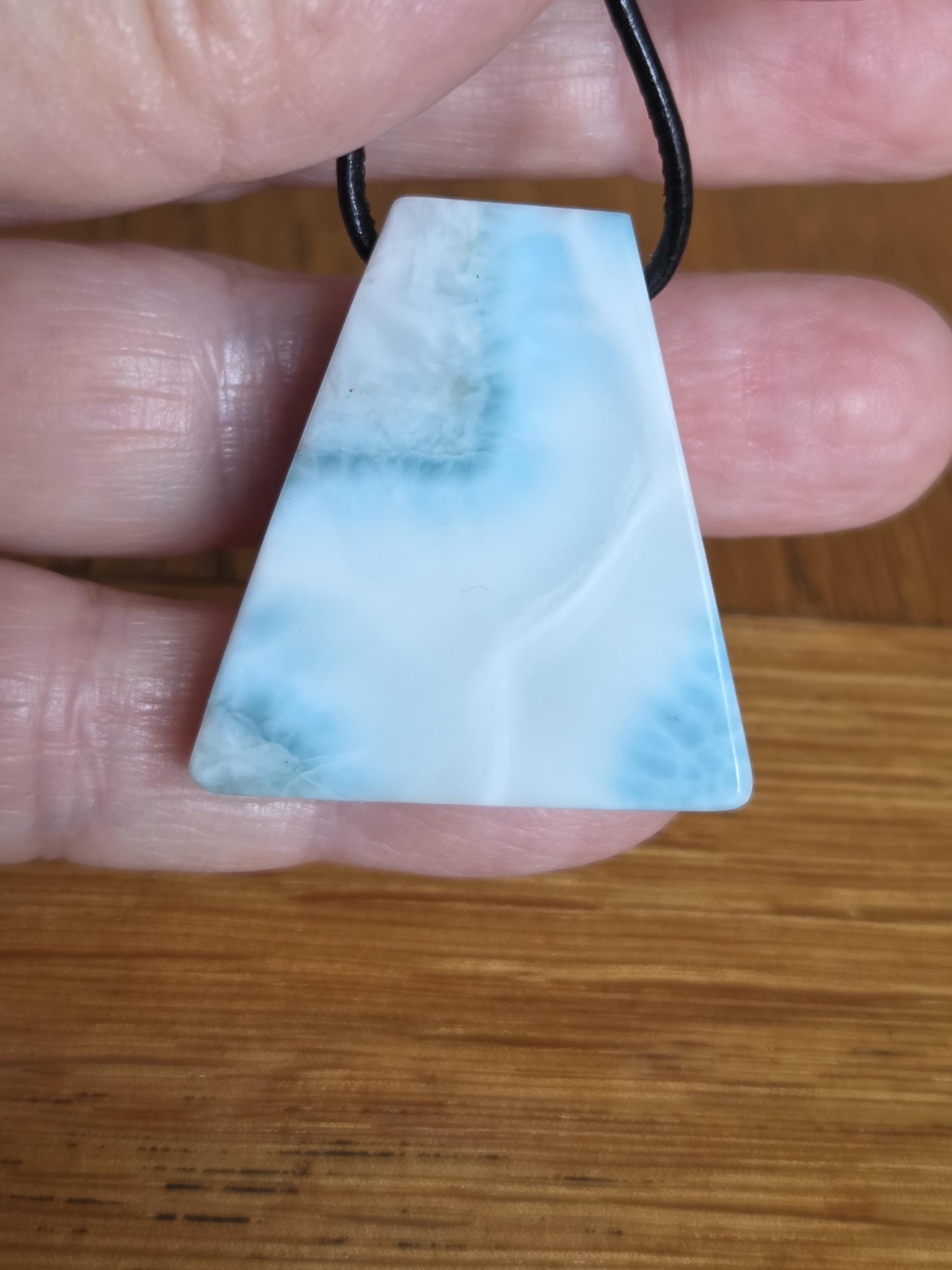 Großer Larimar Anhänger, Atlantis Stein, 33 x 30 x 10 mm, gebohrt, Larimar gebohrt, an verstellbarem Lederband