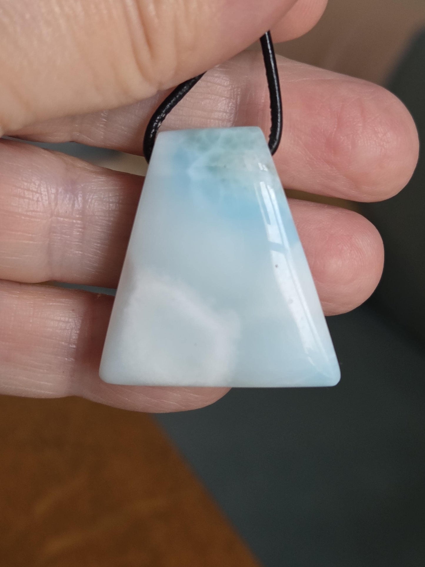 Großer Larimar Anhänger, Atlantis Stein, 33 x 30 x 10 mm, gebohrt, Larimar gebohrt, an verstellbarem Lederband