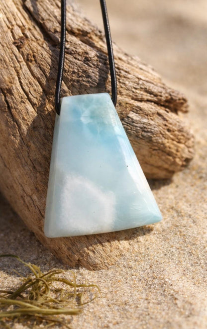 Großer Larimar Anhänger, Atlantis Stein, 33 x 30 x 10 mm, gebohrt, Larimar gebohrt, an verstellbarem Lederband