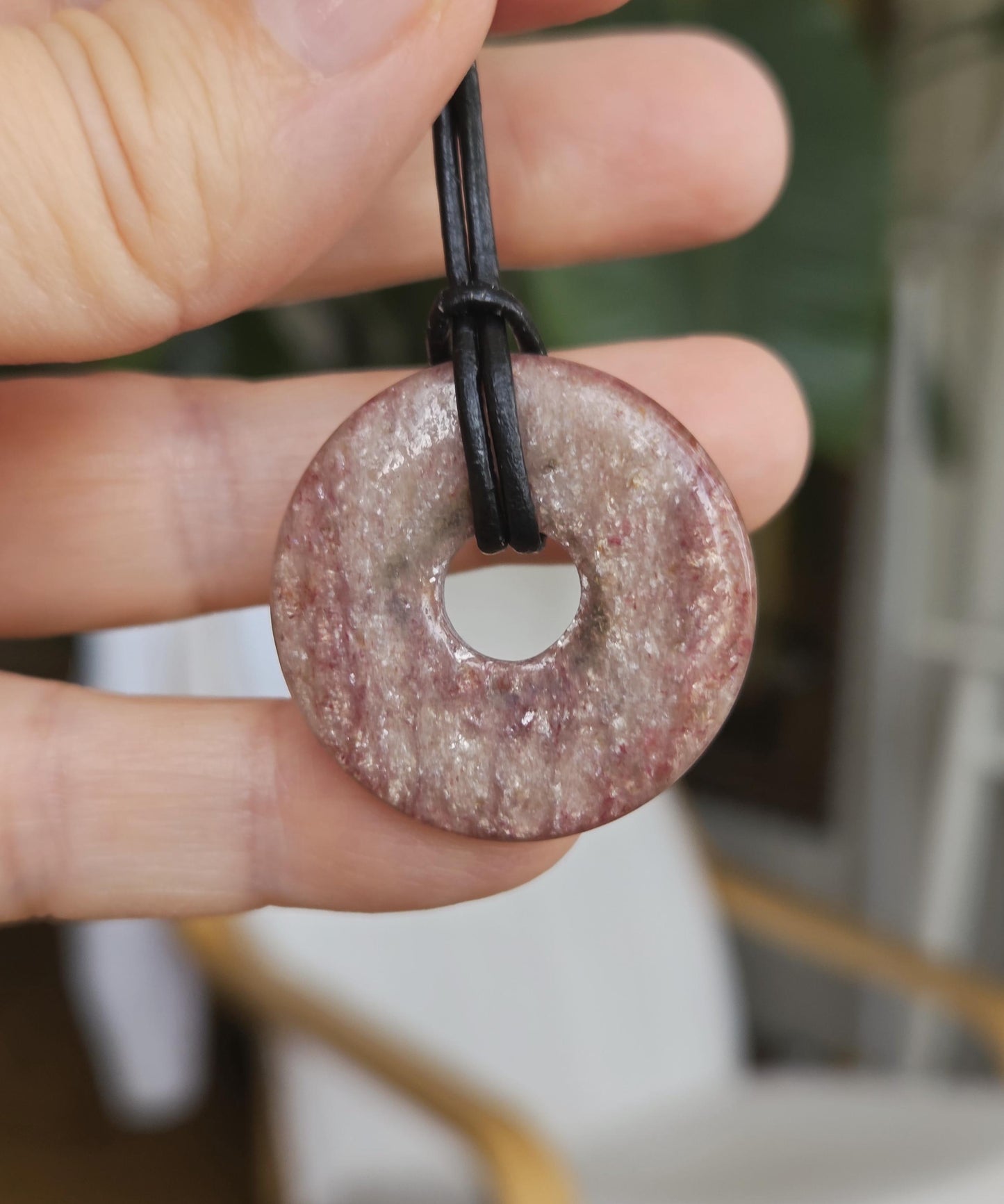 Piemont Quarz mit Stilbit Anteilen Donut Anhänger, 30 x 6 mm, an verstellbarem Lederband