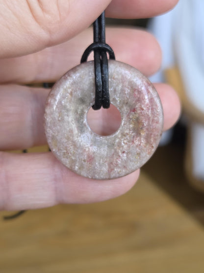 Piemont Quarz mit Stilbit Anteilen Donut Anhänger, 30 x 6 mm, an verstellbarem Lederband