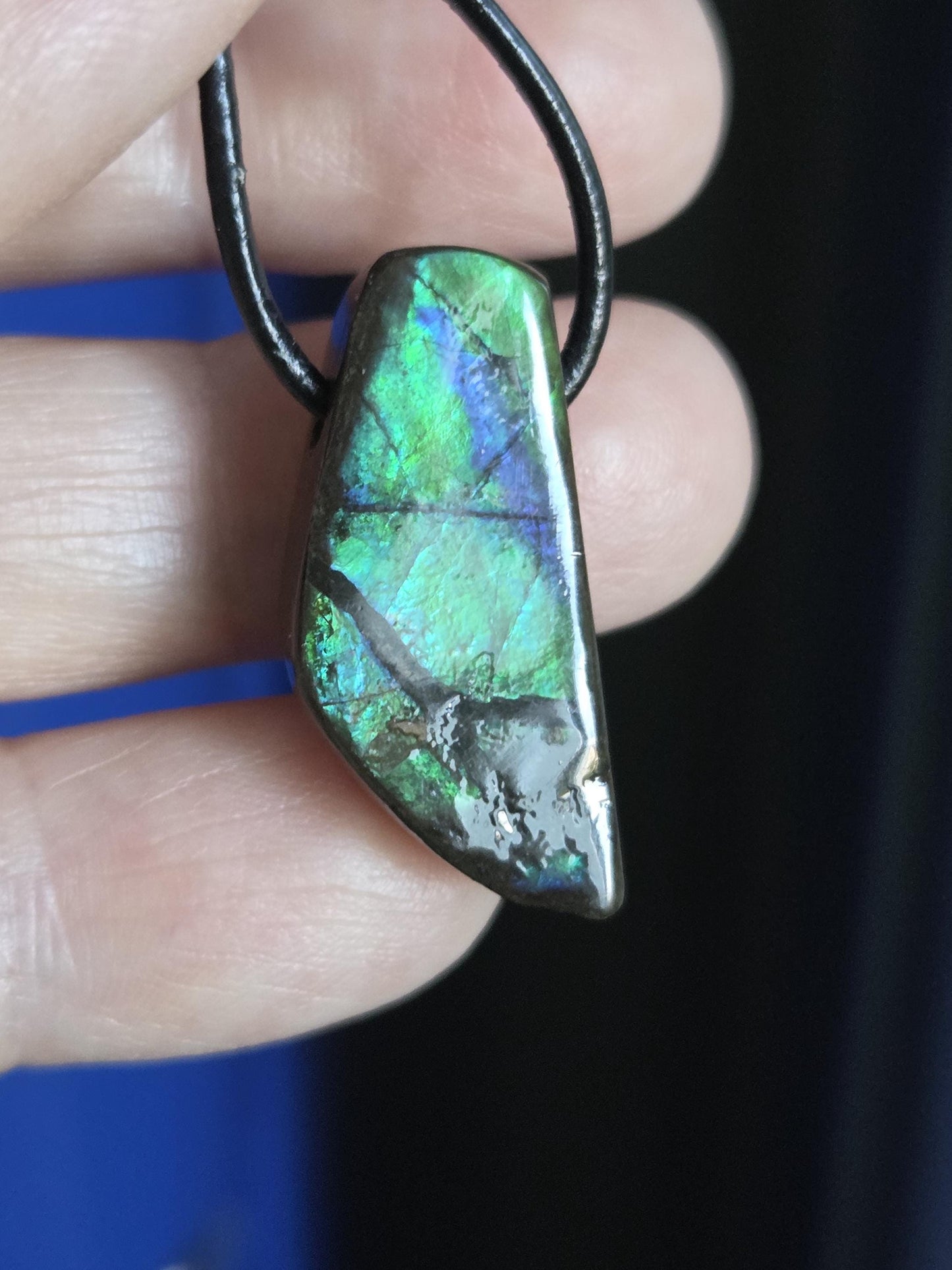 Kleiner feiner Ammolit Opal Anhänger blau grün , aus Kanada, 28 x 12 x 8 mm, gebohrt, an verstellbarem Lederband