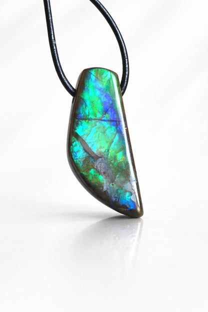 Kleiner feiner Ammolit Opal Anhänger blau grün , aus Kanada, 28 x 12 x 8 mm, gebohrt, an verstellbarem Lederband