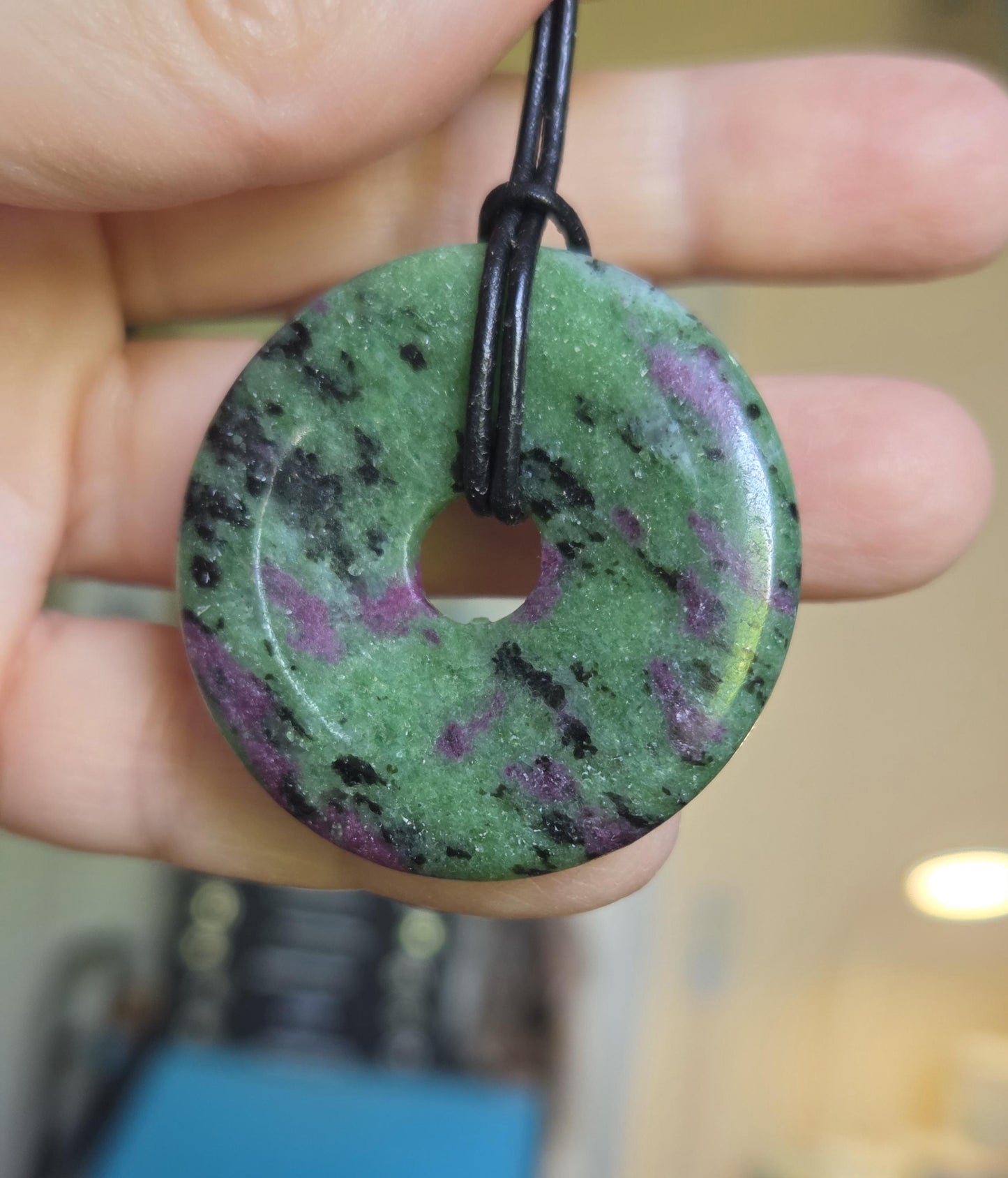 Rubin in Zoisit Anyolith Donut Anhänger, 40 x 7 mm, an verstellbarem Lederband