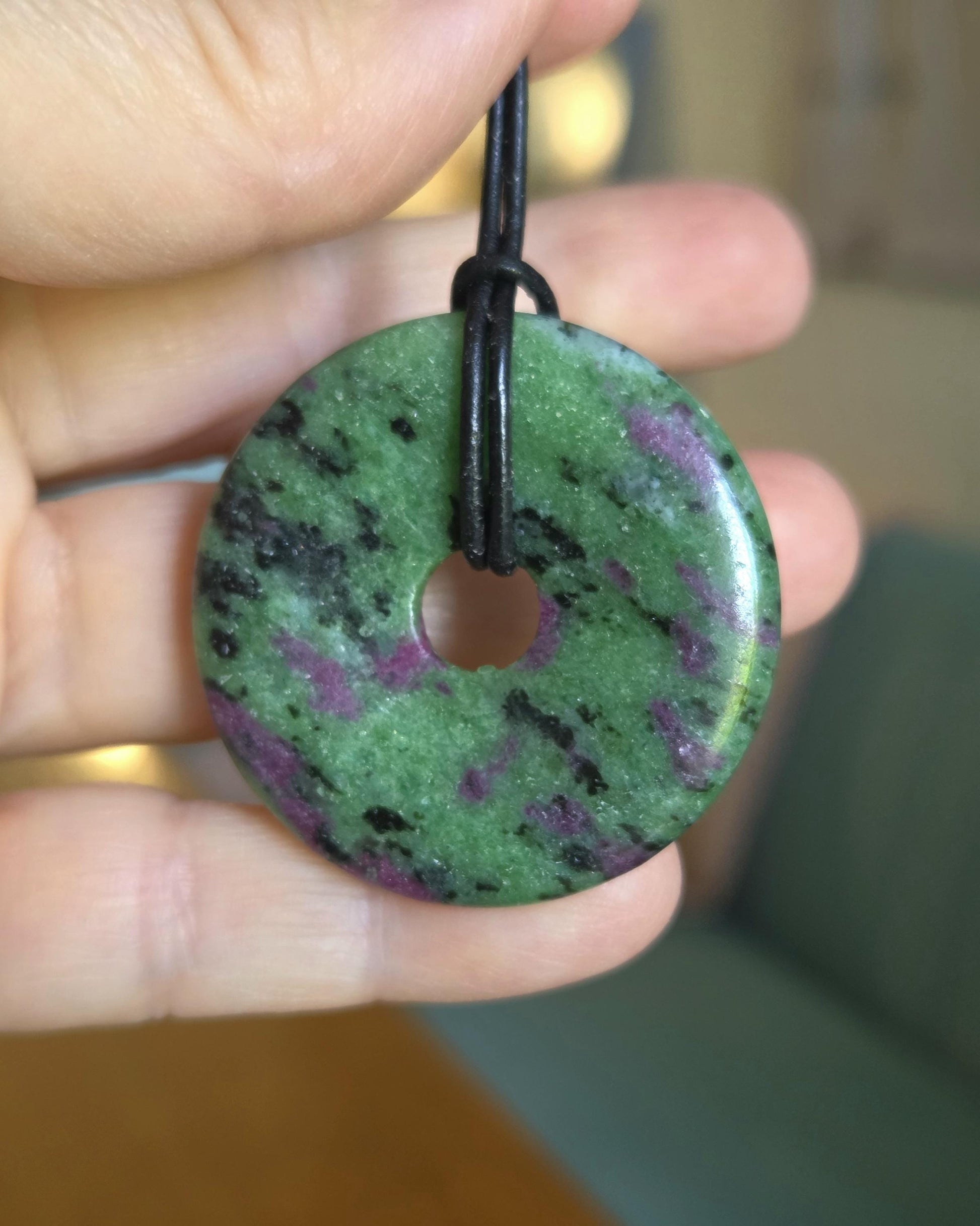 Rubin in Zoisit Anyolith Donut Anhänger, 40 x 7 mm, an verstellbarem Lederband