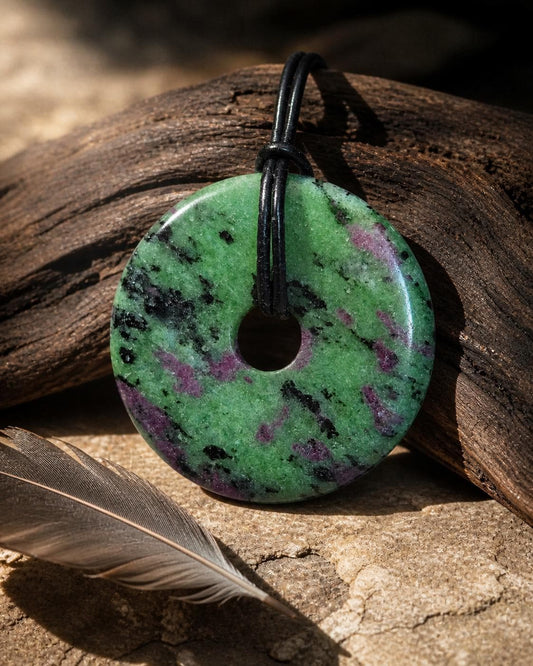 Rubin in Zoisit Anyolith Donut Anhänger, 40 x 7 mm, an verstellbarem Lederband