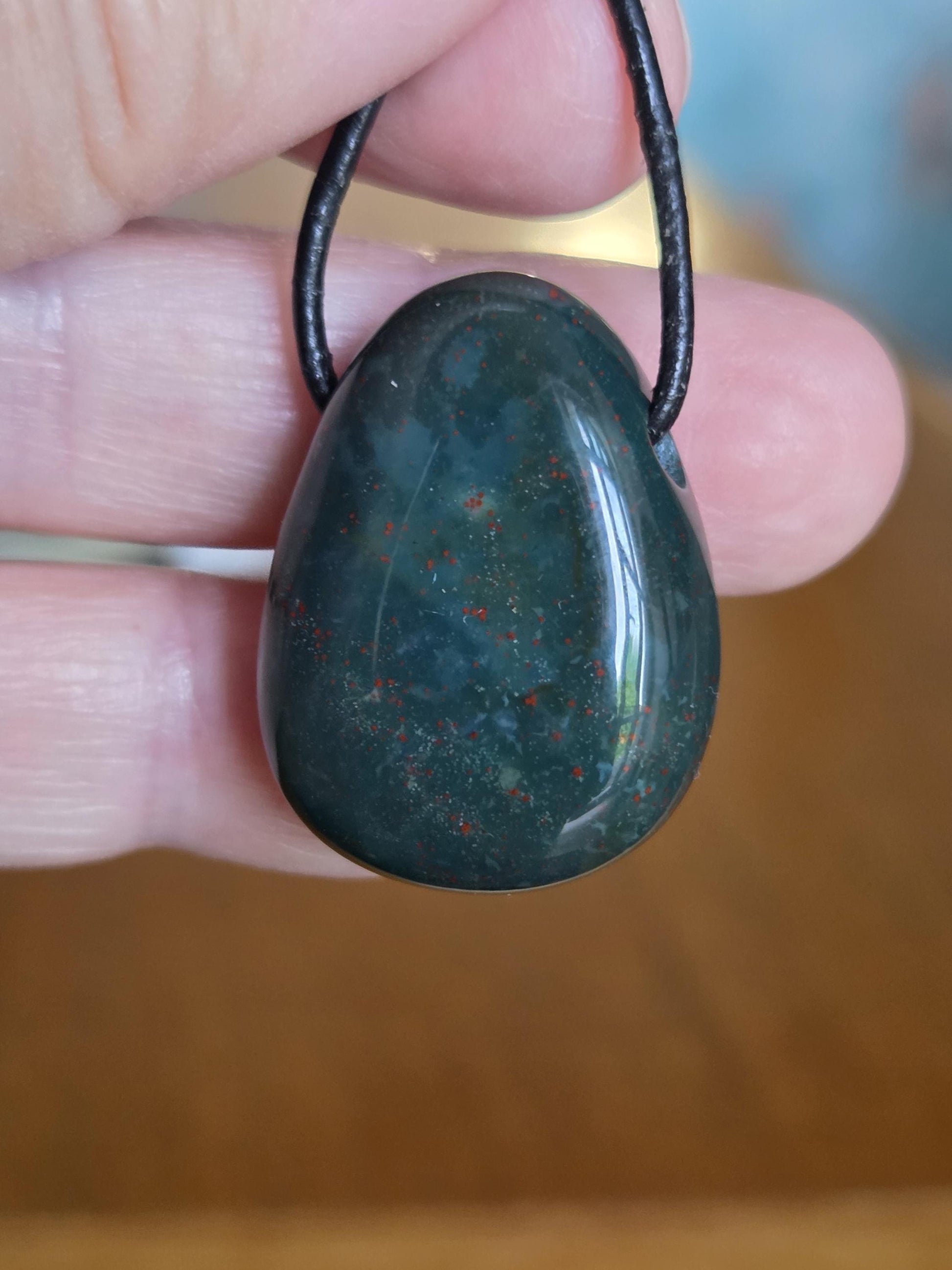 Heliotrop Anhänger, 28 x 21 x 10 mm, gebohrt, an verstellbarem Lederband