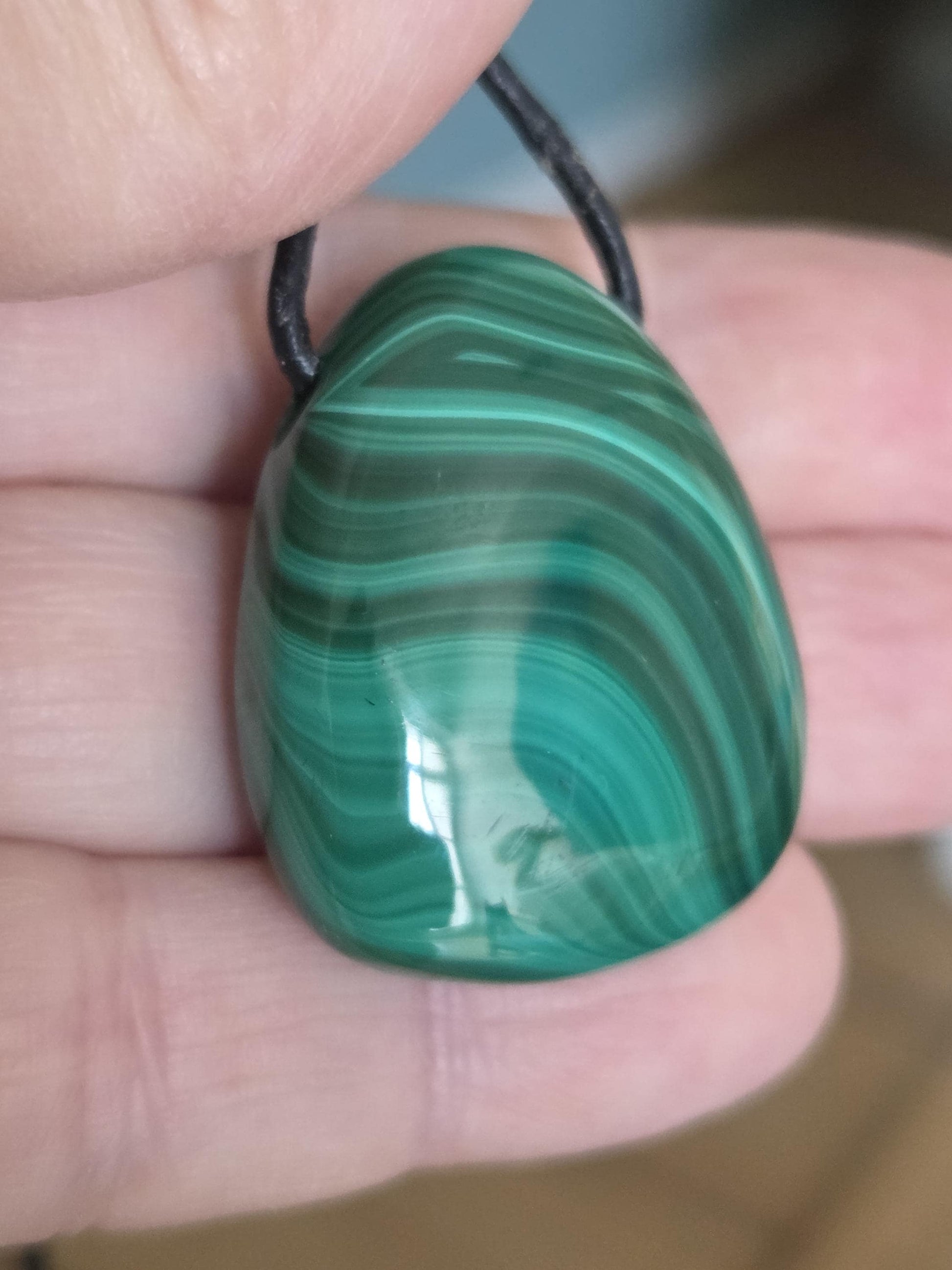 Malachit Anhänger, gebohrt, am Lederband, 31 x 26 x 11 mm, gebohrt, an verstellbarem Lederband