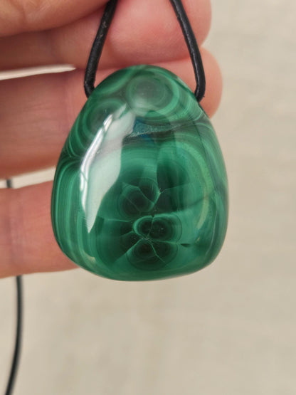 Malachit Anhänger, gebohrt, am Lederband, 31 x 26 x 11 mm, gebohrt, an verstellbarem Lederband