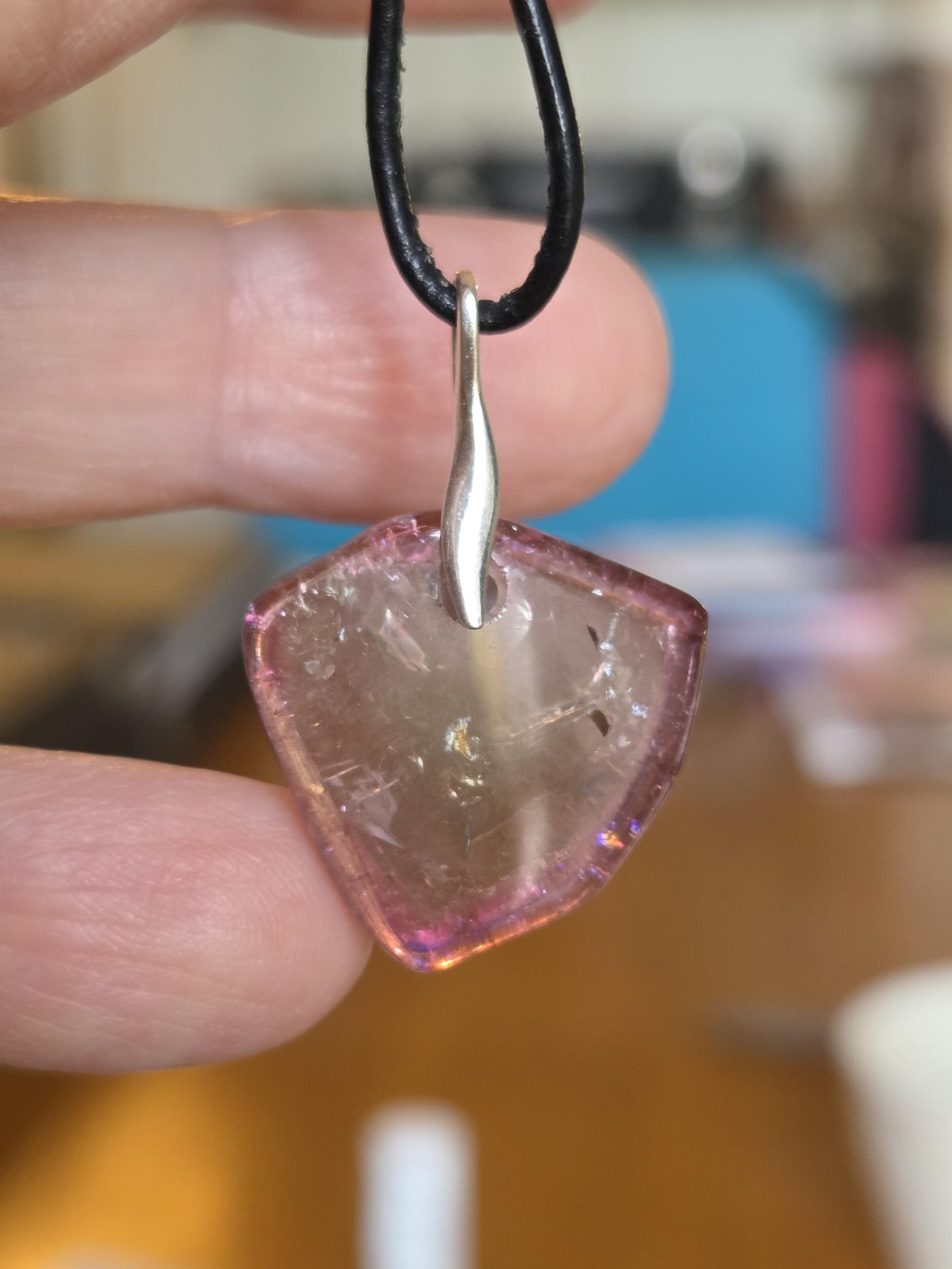 Traumhafter Rubellit roter Turmalin Scheibe, geschliffen, Anhänger, an 925er Silber Öse, an verstellbarem Lederband