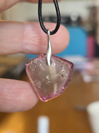 Traumhafter Rubellit roter Turmalin Scheibe, geschliffen, Anhänger, an 925er Silber Öse, an verstellbarem Lederband