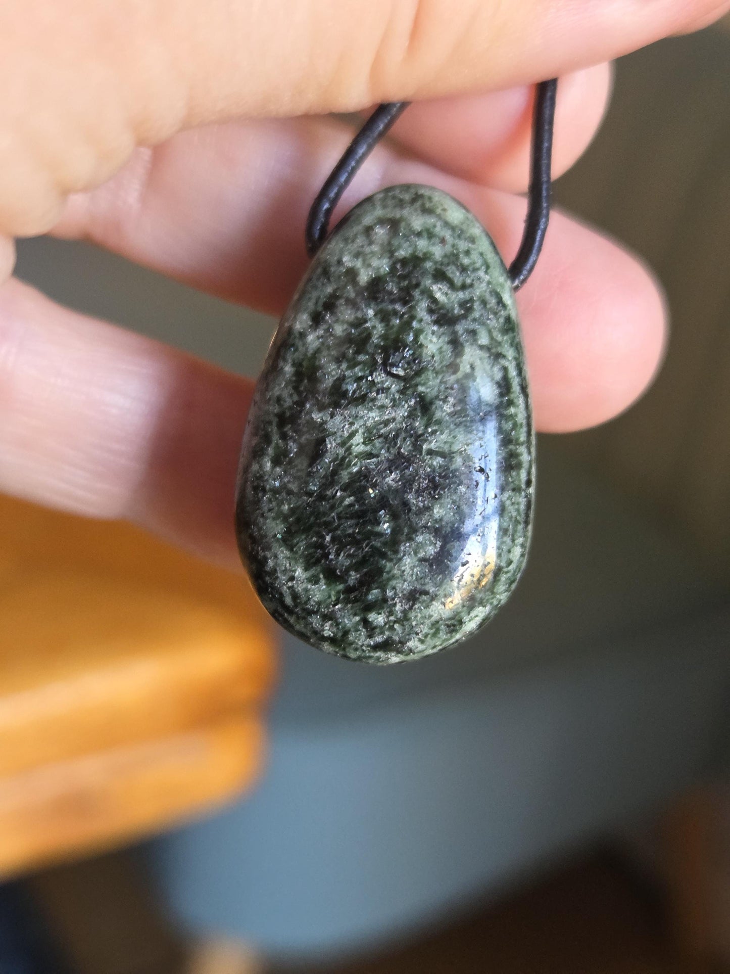 Hübscher Rubin in Zoisit, Anhänger, 33 x 23 x 17 mm, gebohrt, an verstellbarem Lederband