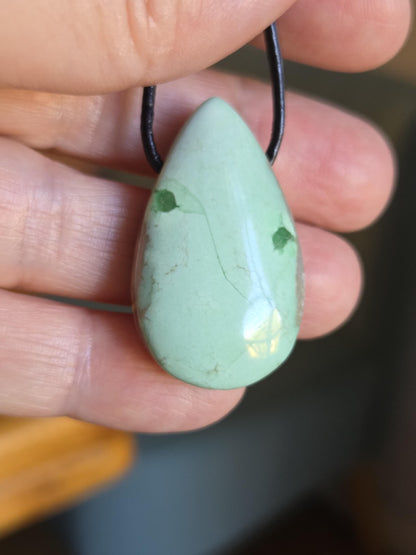 Seltener Variscit, Variscite, Variszit Anhänger, 35 x 22 x 9 mm, gebohrt, an verstellbarem Lederband