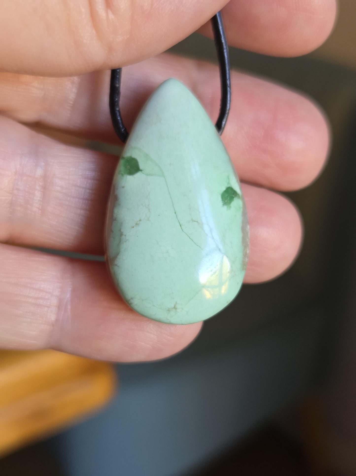 Seltener Variscit, Variscite, Variszit Anhänger, 35 x 22 x 9 mm, gebohrt, an verstellbarem Lederband
