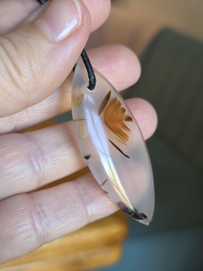 Montana Achat, Anhänger Navette, 54 x 23 x 5 mm, gebohrt, an verstellbarem Lederband