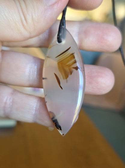 Montana Achat, Anhänger Navette, 54 x 23 x 5 mm, gebohrt, an verstellbarem Lederband