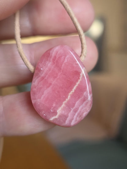 Rhodochrosit Anhänger, 26 x 18 x 8 mm, an verstellbarem Lederband, Boho , Rosa Naturstein Kette , Heilstein, Herzöffnung & Selbstliebe