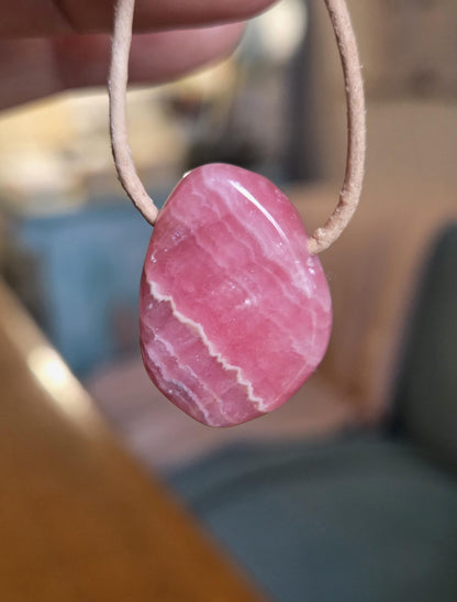 Rhodochrosit Anhänger, 26 x 18 x 8 mm, an verstellbarem Lederband, Boho , Rosa Naturstein Kette , Heilstein, Herzöffnung & Selbstliebe