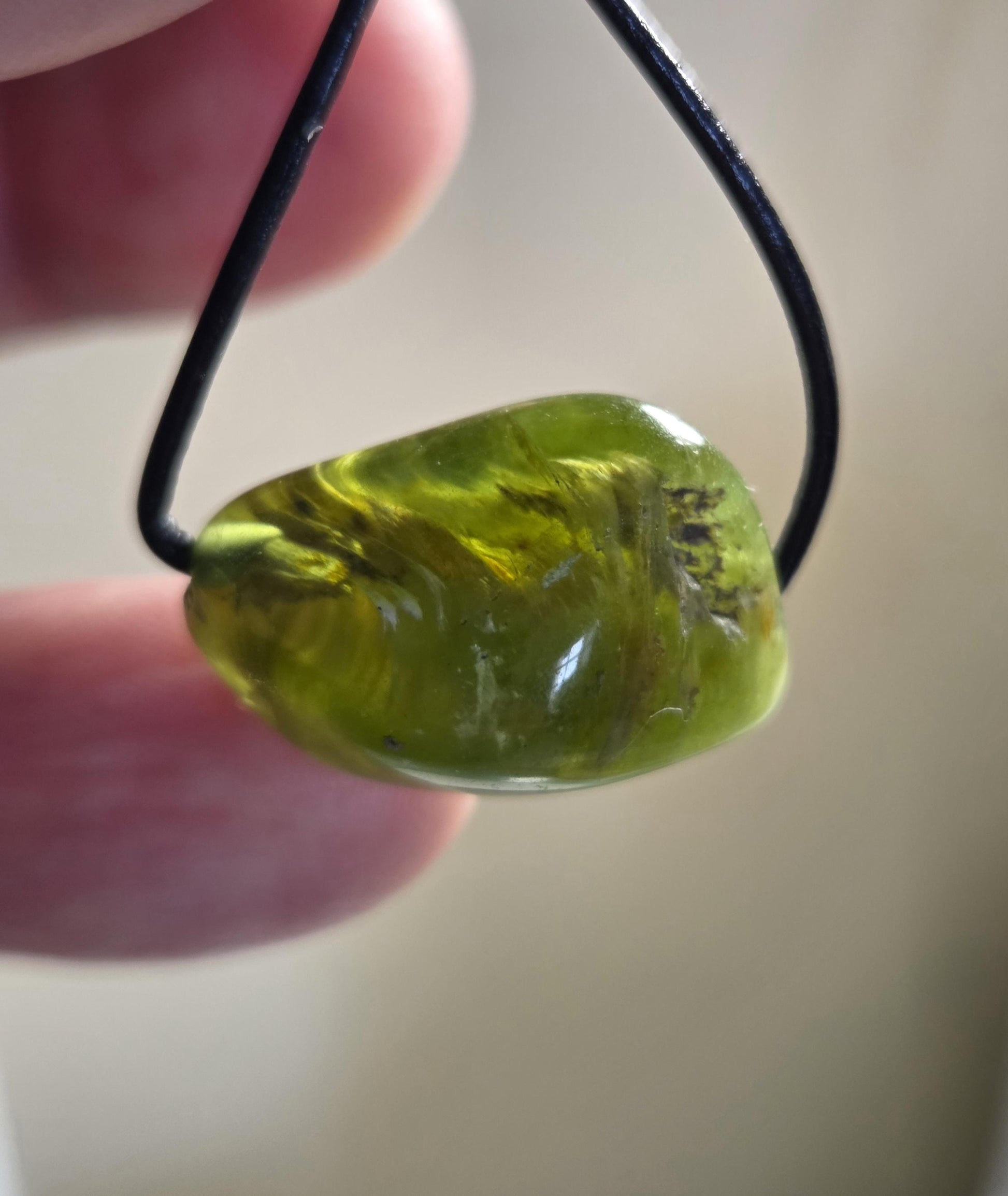 Kleiner feiner Peridot Olivin Chrysolith minimalistischer Anhänger, 15 x 22 x 13 mm , gebohrt, an verstellbarem Lederband,