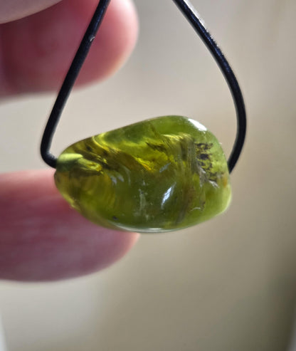 Kleiner feiner Peridot Olivin Chrysolith minimalistischer Anhänger, 15 x 22 x 13 mm , gebohrt, an verstellbarem Lederband,