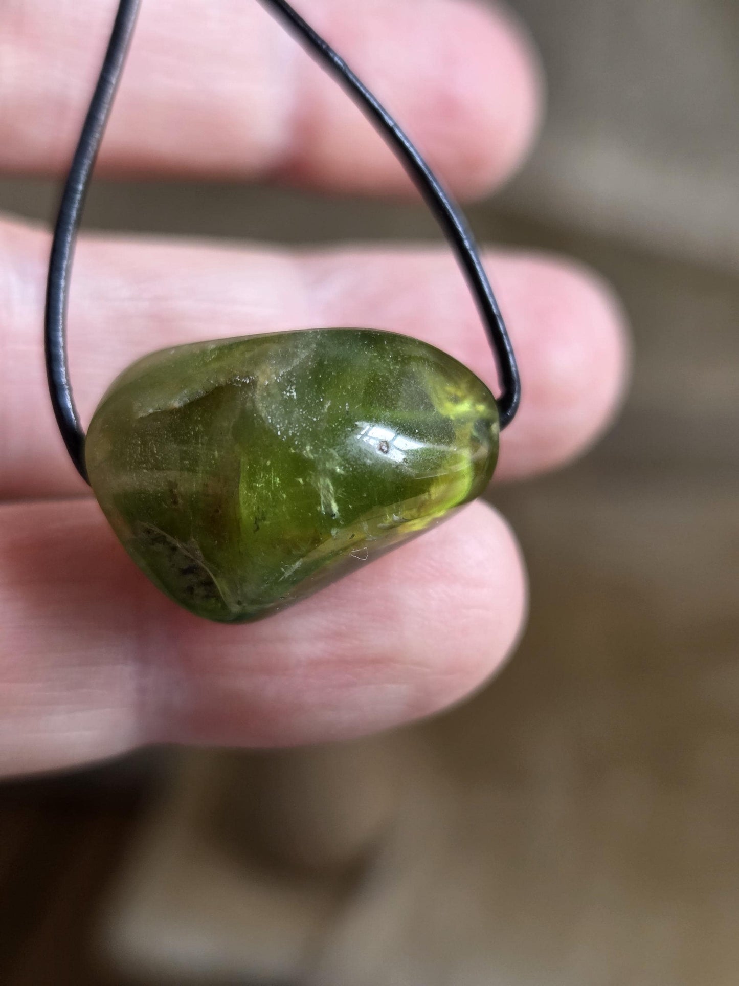 Kleiner feiner Peridot Olivin Chrysolith minimalistischer Anhänger, 15 x 22 x 13 mm , gebohrt, an verstellbarem Lederband,