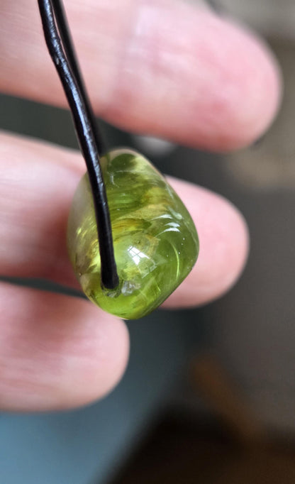 Kleiner feiner Peridot Olivin Chrysolith minimalistischer Anhänger, 15 x 22 x 13 mm , gebohrt, an verstellbarem Lederband,