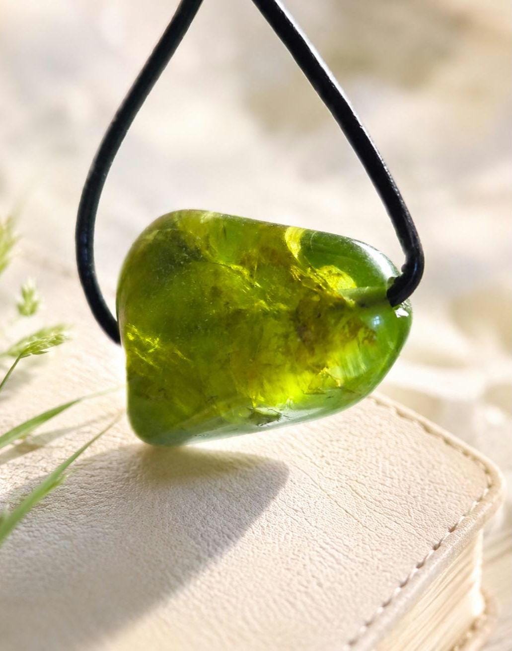 Kleiner feiner Peridot Olivin Chrysolith minimalistischer Anhänger, 15 x 22 x 13 mm , gebohrt, an verstellbarem Lederband,