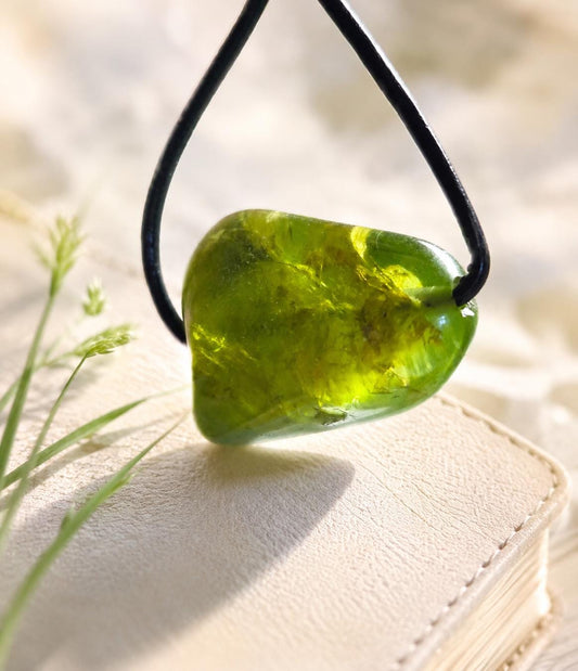 Kleiner feiner Peridot Olivin Chrysolith minimalistischer Anhänger, 15 x 22 x 13 mm , gebohrt, an verstellbarem Lederband,