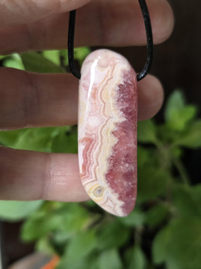 Wunderschöner Rhodochrosit Anhänger mit einzigartiger Bänderung, 49 x 18 x 8 mm, an Lederband, high quality polish, heart chakra, self love