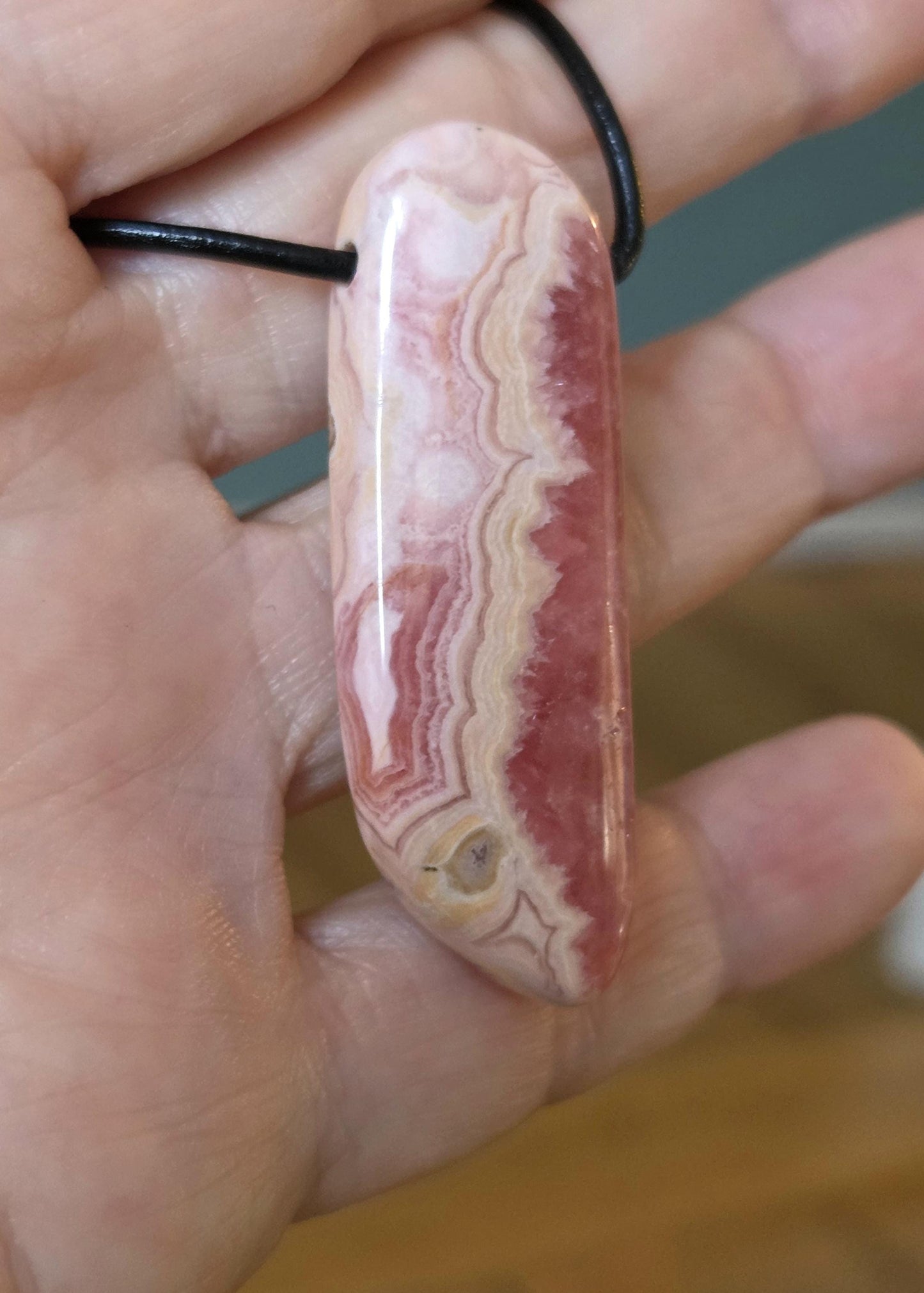 Wunderschöner Rhodochrosit Anhänger mit einzigartiger Bänderung, 49 x 18 x 8 mm, an Lederband, high quality polish, heart chakra, self love