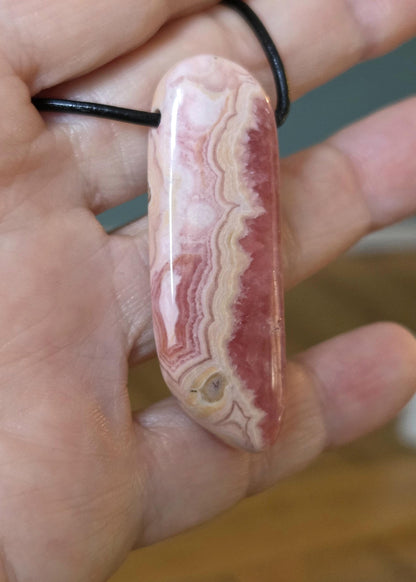Wunderschöner Rhodochrosit Anhänger mit einzigartiger Bänderung, 49 x 18 x 8 mm, an Lederband, high quality polish, heart chakra, self love