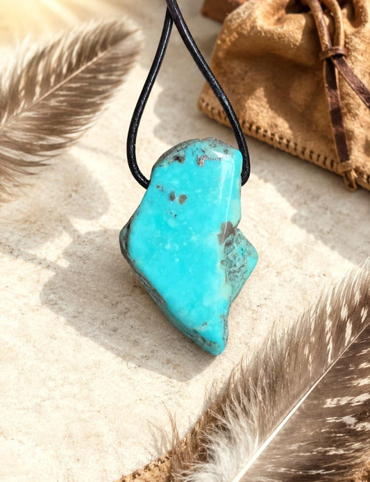 Wunderschöner großer Türkis Anhänger high quality, mit Lederband im Boho-Stil Schutzstein spiritueller Schmuck 44x30x10 mm, sleeping beauty