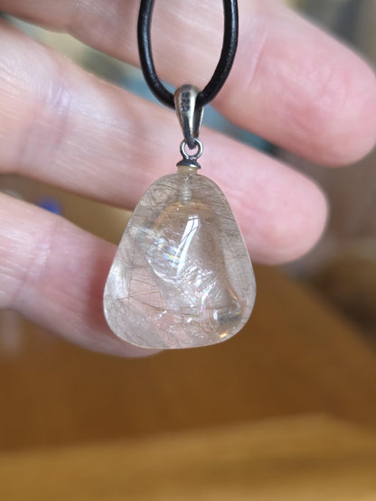 Gold Rutil Quarz, Rutilquarz Goldrutilquarz Anhänger, mit 925erSilberÖse, an verstellbarem Lederband